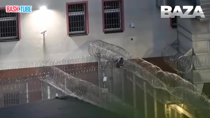  В Германии заключенный пытался сбежать из тюрьмы, но переоценил свою ловкость и повис на колючей проволоке