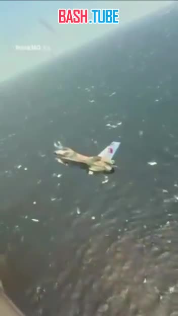  Истребители F-16A ВВС Венесуэлы совершили полёт над ракетным эсминцем USS Jason Dunham ВМС США в Карибском море