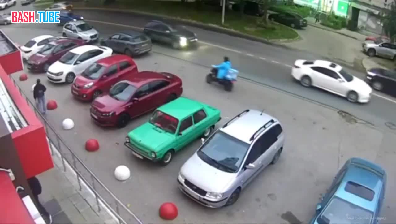  Водитель «оседлал» курьера в Нижнем Новгороде