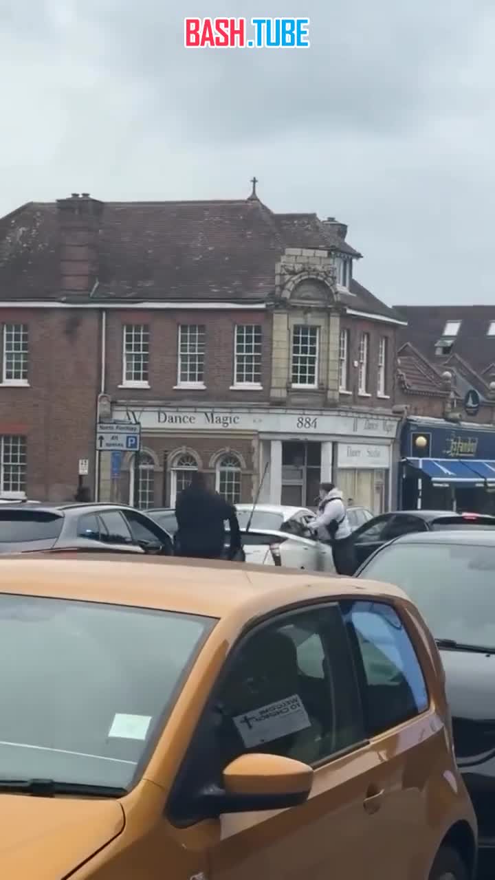  Пять полицейских под прикрытием окружили автомобиль в Северном Лондоне