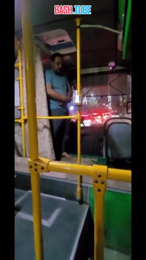  В Новосибирске водитель автобуса решил не терять время в пробке, остановился на обочине и начал совершать намаз