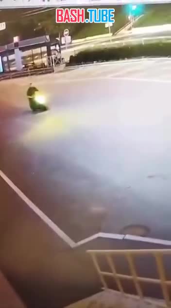  Юный мопедист из Владивостока попытался встать на заднее колесо, но не рассчитал и перелетел через руль