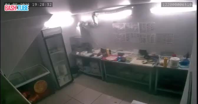  Подмосковные официантки в кафе пытались приготовить еду, но масло загорелось