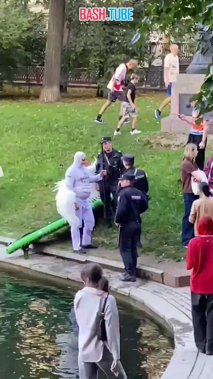  В центре Москвы заметили необычного защитника природы