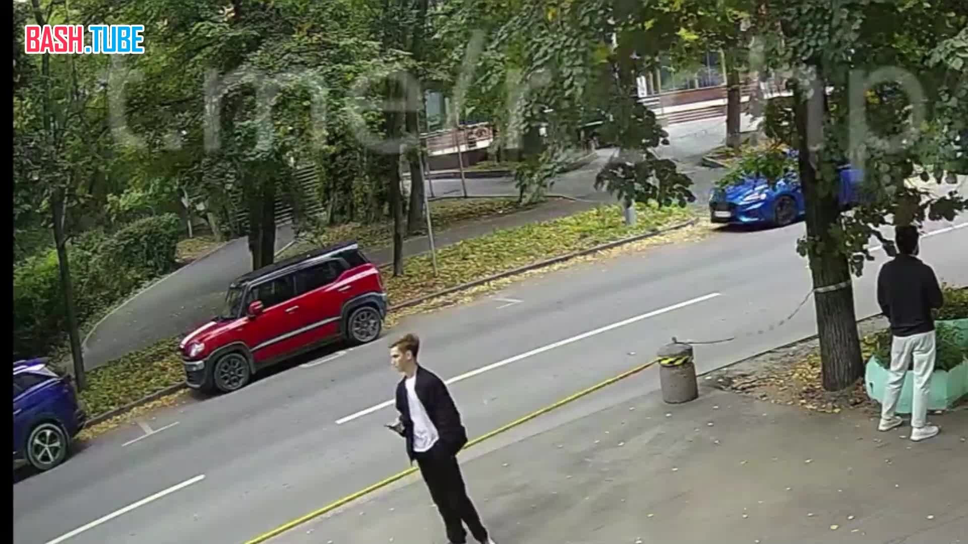  В Москве водитель иномарки не посмотрел в зеркала и жестко сбил мотоциклиста