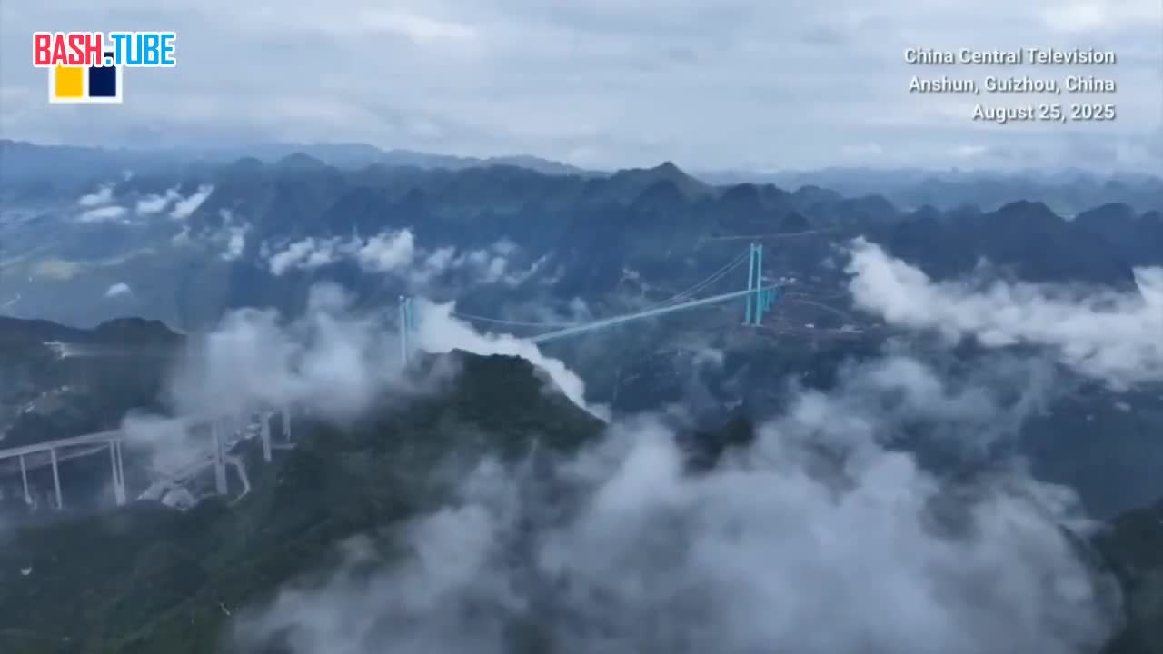  В Китае открылся мост через каньон Хуадзян