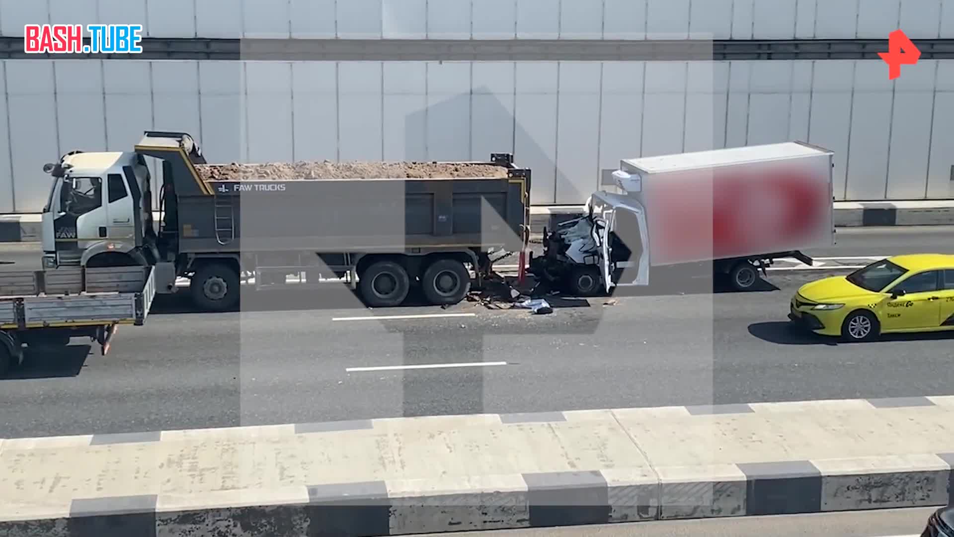  Фургон влетел в грузовик с песком на Калужском шоссе в Новой Москве, сообщает РЕН ТВ