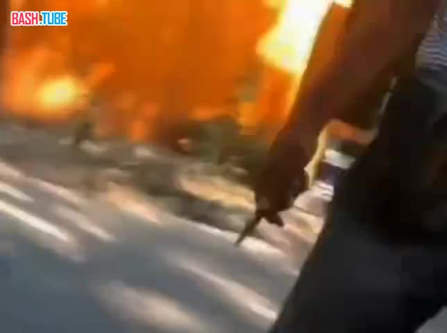  В Алмате агрессивный дед пригрозил ножом студентам после того как он узнал, что они русские по национальности