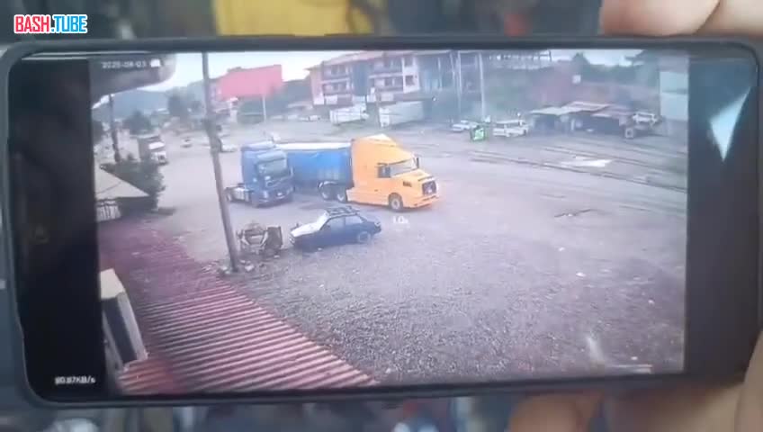  В Боливии лоб в лоб столкнулись минивэн и грузовик, после чего загорелись