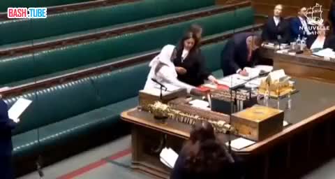  Британский депутат Наз Шах принесла присягу в британском парламенте, надев хиджаб, поцеловав Коран и благодарностью Аллаху