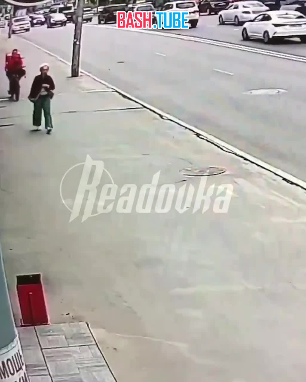  СМИ: Курьер, который сбил на мопеде пенсионерку на тротуаре в Новосибирске, может избежать ответственности