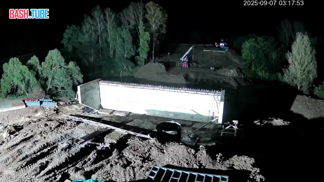  В Башкирии машина на бешеной скорости пролетела сквозь опору строящегося моста, вспыхнула и рухнула в воду