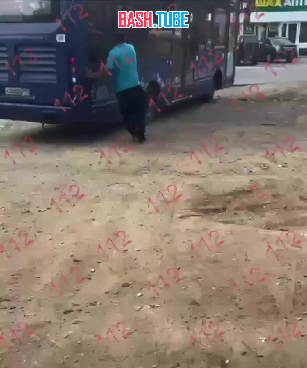  Автобус въехал в припаркованную машину в Астрахани. Сам. Без водителя