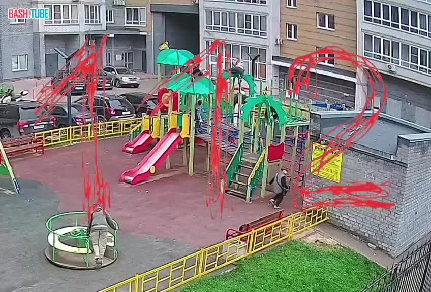  В Кирове на голову ребенка упала конструкция от детской горки