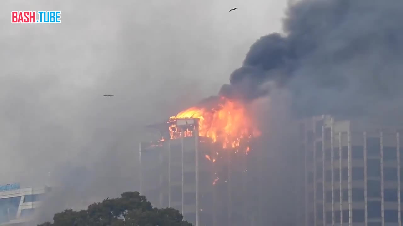  В Непале горят государственное телевидение, и штаб-квартира правящей Коммунистической партии, с неё сорвали флаг