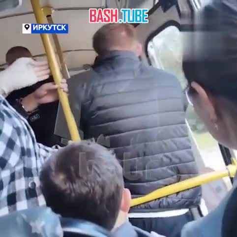  В Иркутске мужчине до крови разбили лицо в автобусе, когда он попросил уступить место старикам