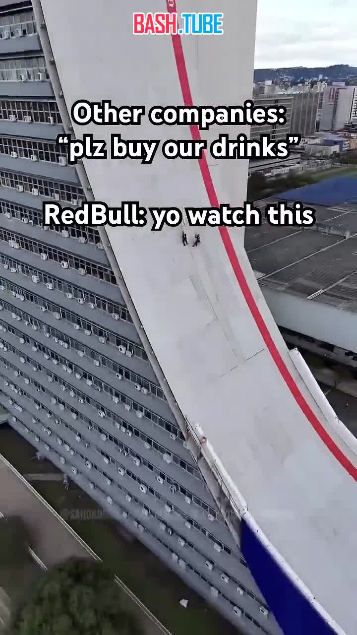  Экстремал Сандро Диас съехал на скейте с рампы высотой более 100 метров на мероприятии от Red Bull в Порту-Алегри