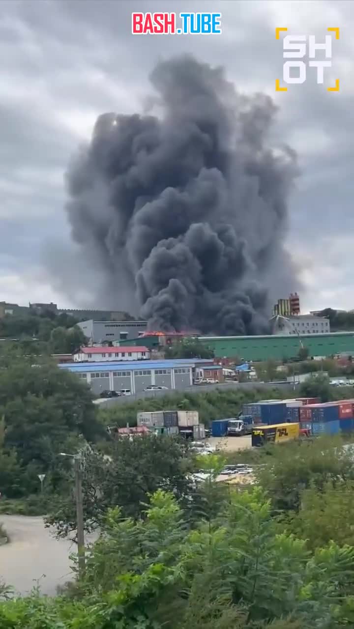  Полыхает мебельный склад во Владивостоке. Огонь охватил уже тысячу квадратов. Один человек пострадал