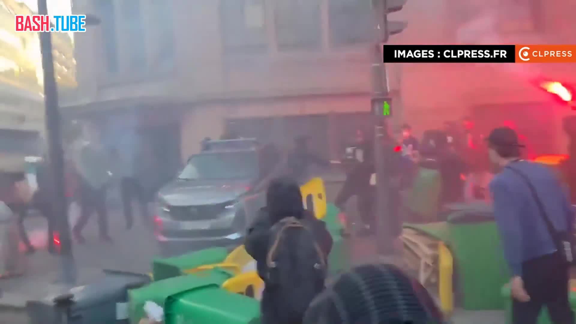  Столкновения с полицией начались возле лицея Клода Моне и школы Элен-Буше в Париже