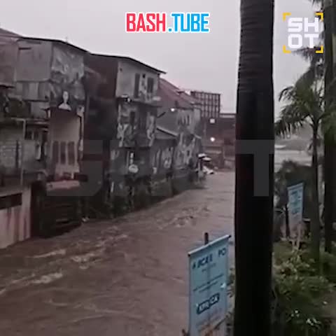  Бали затопило после сильных дождей: дороги превратились в реки, движение парализовано, а здания рушатся под напором воды