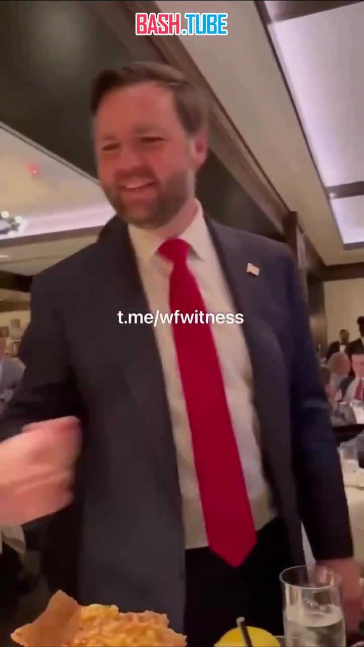  Протестующие в ресторане, куда президент и вице-президент США, зашли пообедать скандируют: «Трамп - Гитлер нашего времени»