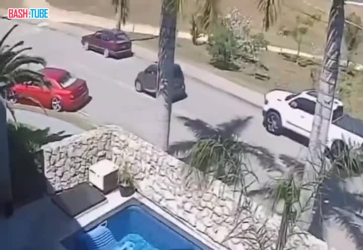  В Бразилии женщина на крошечном Smart попыталась припарковаться в огромном пространстве, но что-то пошло не по плану