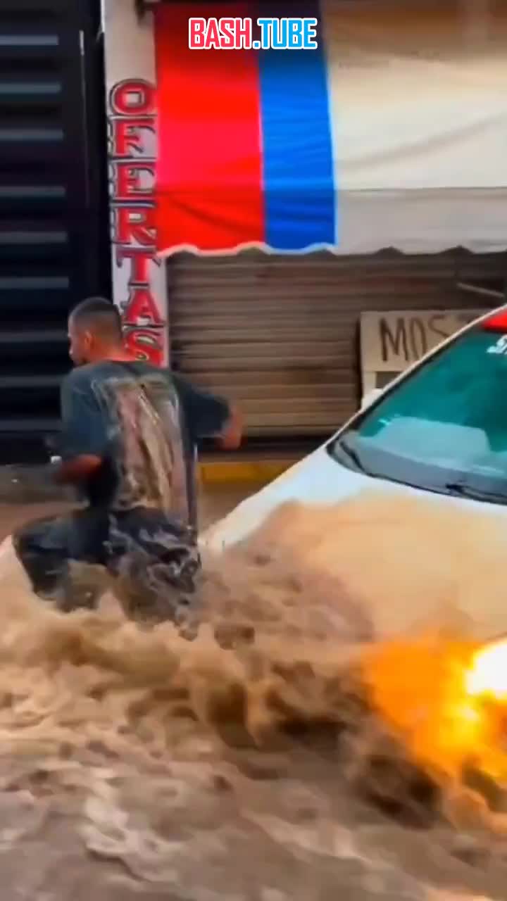  Сильнейшие дожди привели к серии наводнений в мексиканской провинции Мичоакан