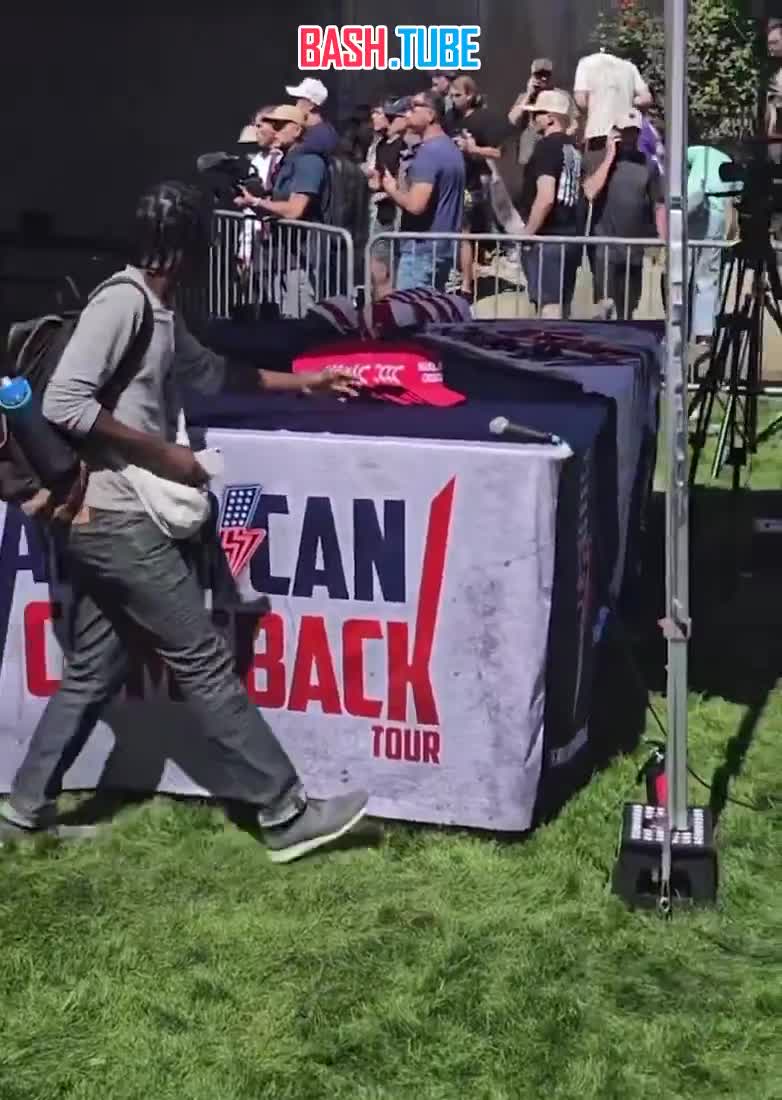  В соцсетях пользователи возмутились поведению чернокожего, который после убийства политика Чарли Кирка своровал мерч