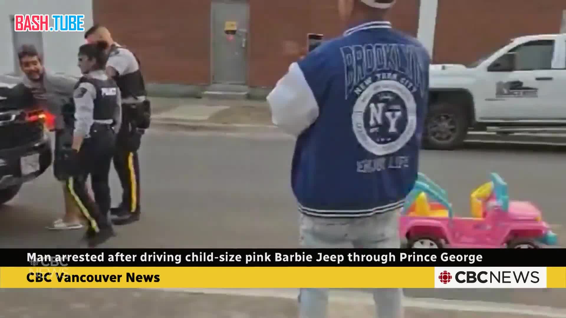  Водителя игрушечного Jeep арестовали в Канаде
