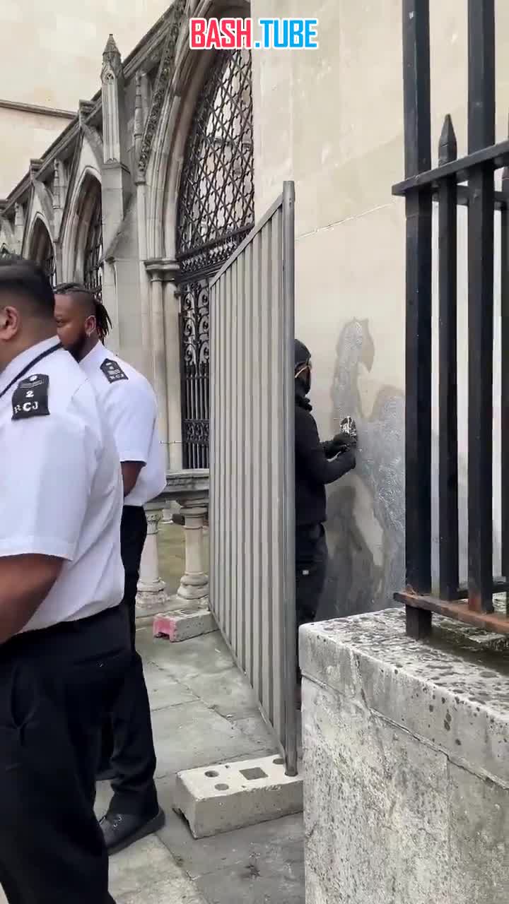  Скандальный рисунок Бэнкси пытались стереть, но сделали его еще круче