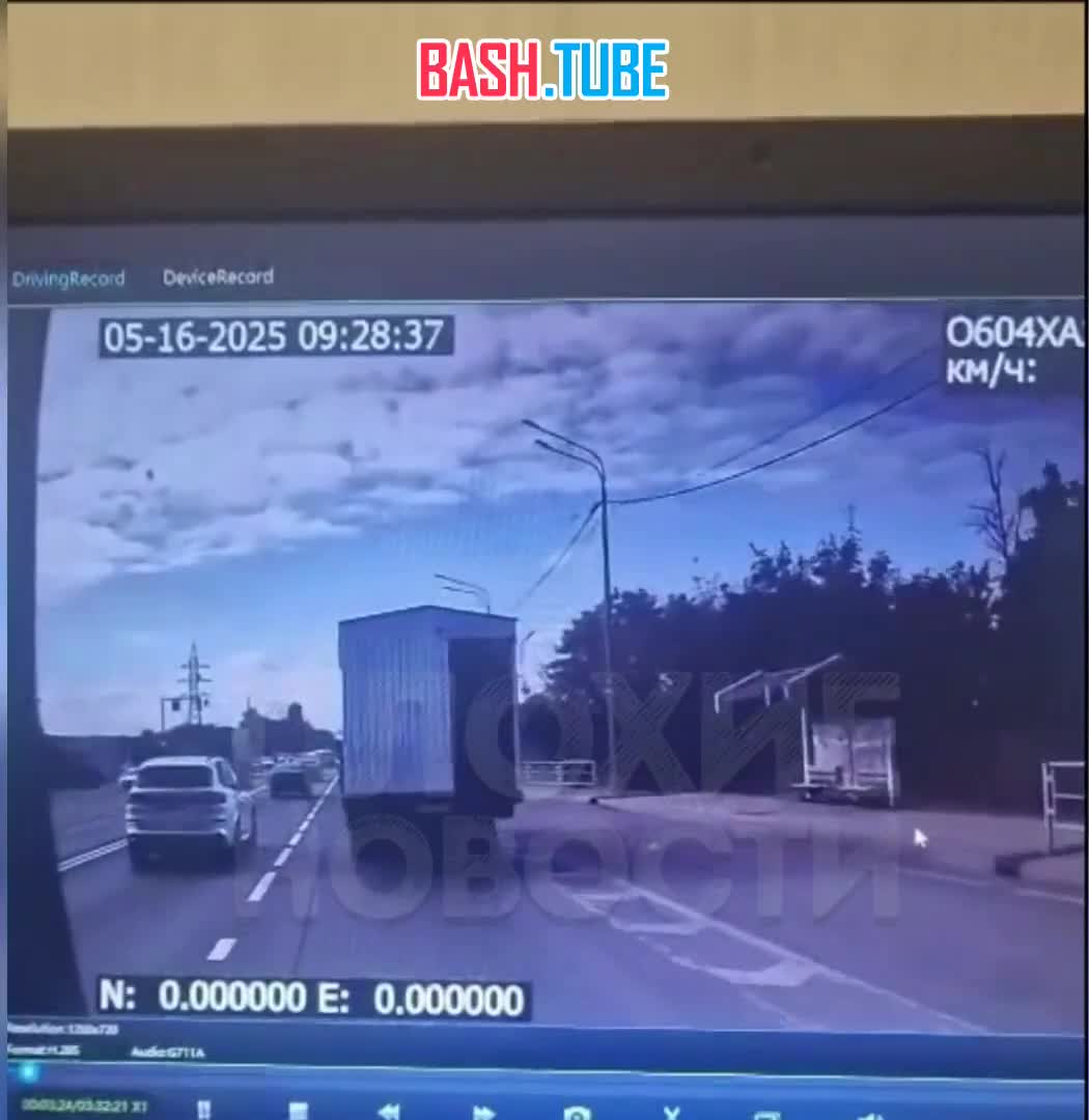  45-летний мужчина на скутере не выдержал боковую дистанцию с грузовиком и рухнул под колеса многотонной машины