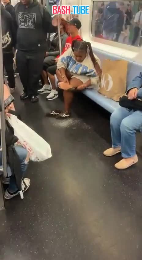  Обстановка в метро Нью-Йорка: пассажирка начала пилить сухую кожу с пяток прямо в вагоне