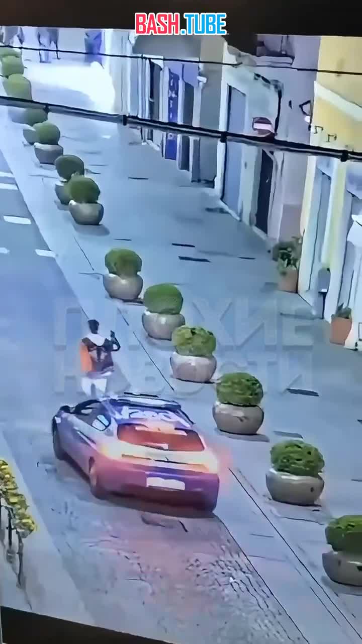  В Италии дерзкий темнокожий мигрант послал полицейских и ударил их машину, после чего был жестко задержан