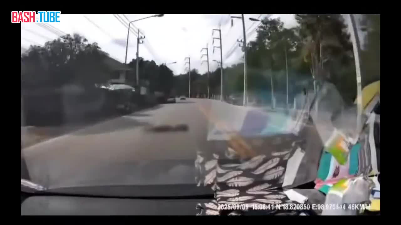  В Таиланде водитель не справился с управлением и врезался в опору электропередач, вызвав цепную реакцию