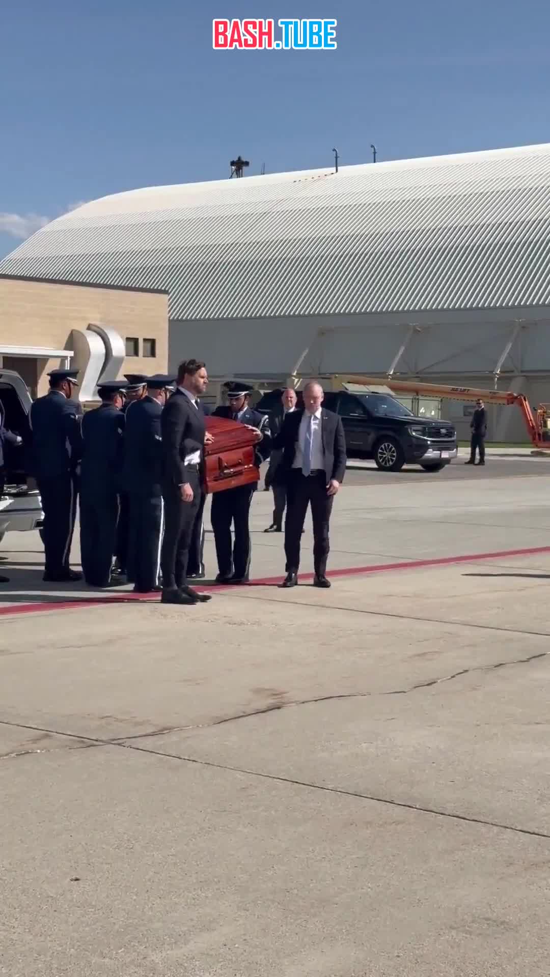  Джей Ди Вэнс бросил все планы из-за смерти Чарли Кирка. Политиков связывала восьмилетняя дружба