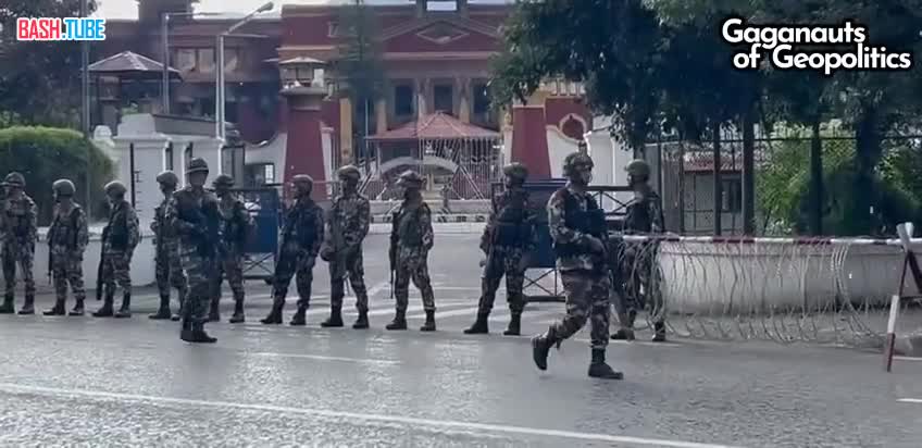  В резиденции президента Непала при усиленных меры безопасности решают вопрос о власти в стране