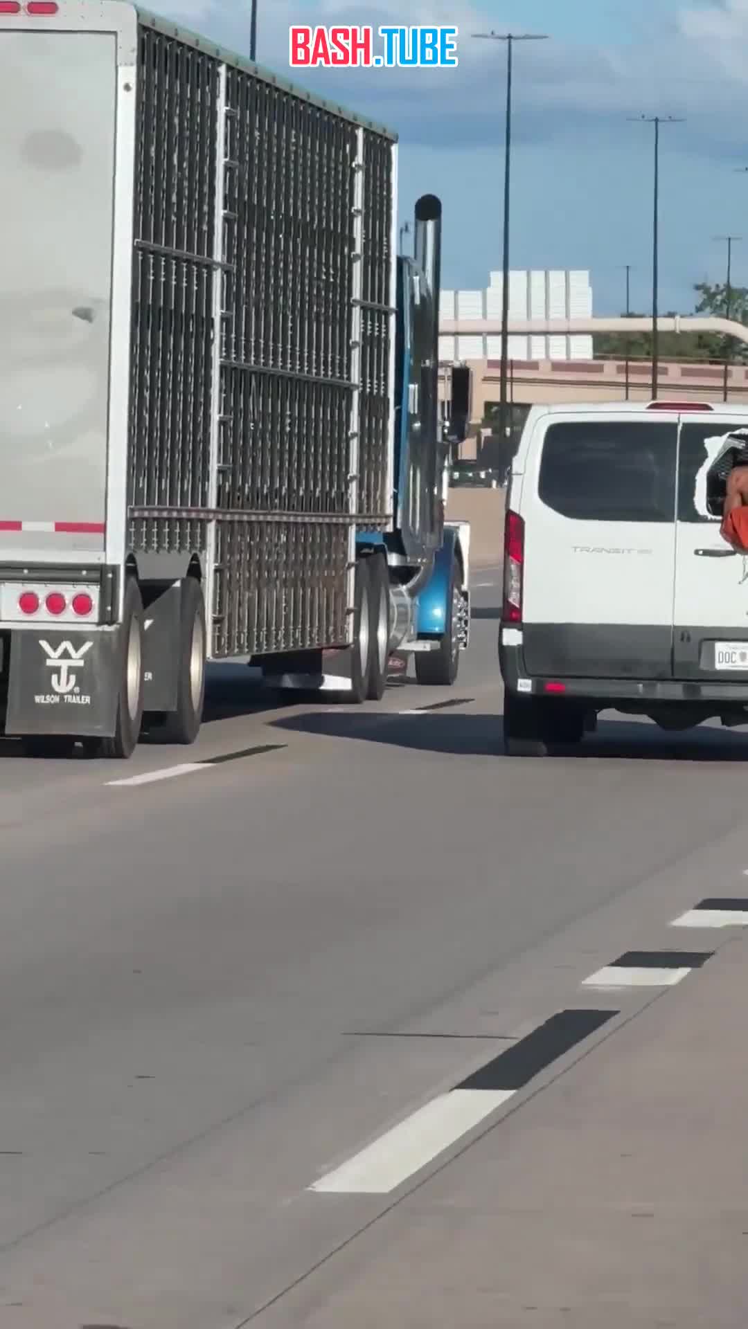  В США опасный заключенный разбил окно фургона, высунулся и умолял водителей помочь ему сбежать