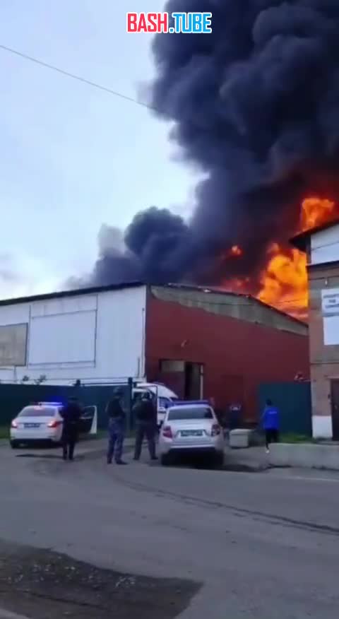  В Иркутской области загорелся производственный цех фанерного комбината, площадь пожара достигла 4 тыс квадратных метров