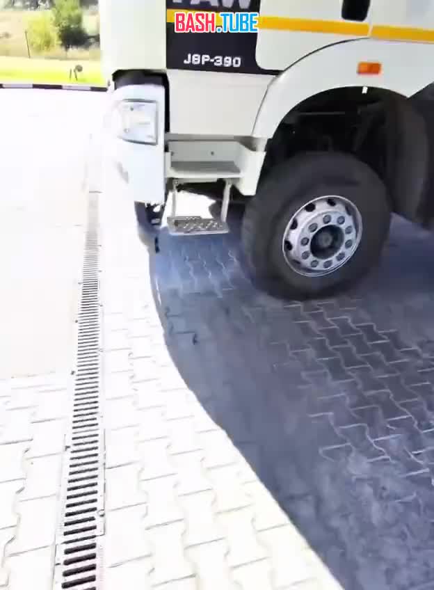  Дрон ВСУ ударил по заправке в ЛНР и лишь чудом не взорвался - беспилотник застрял в грузовике