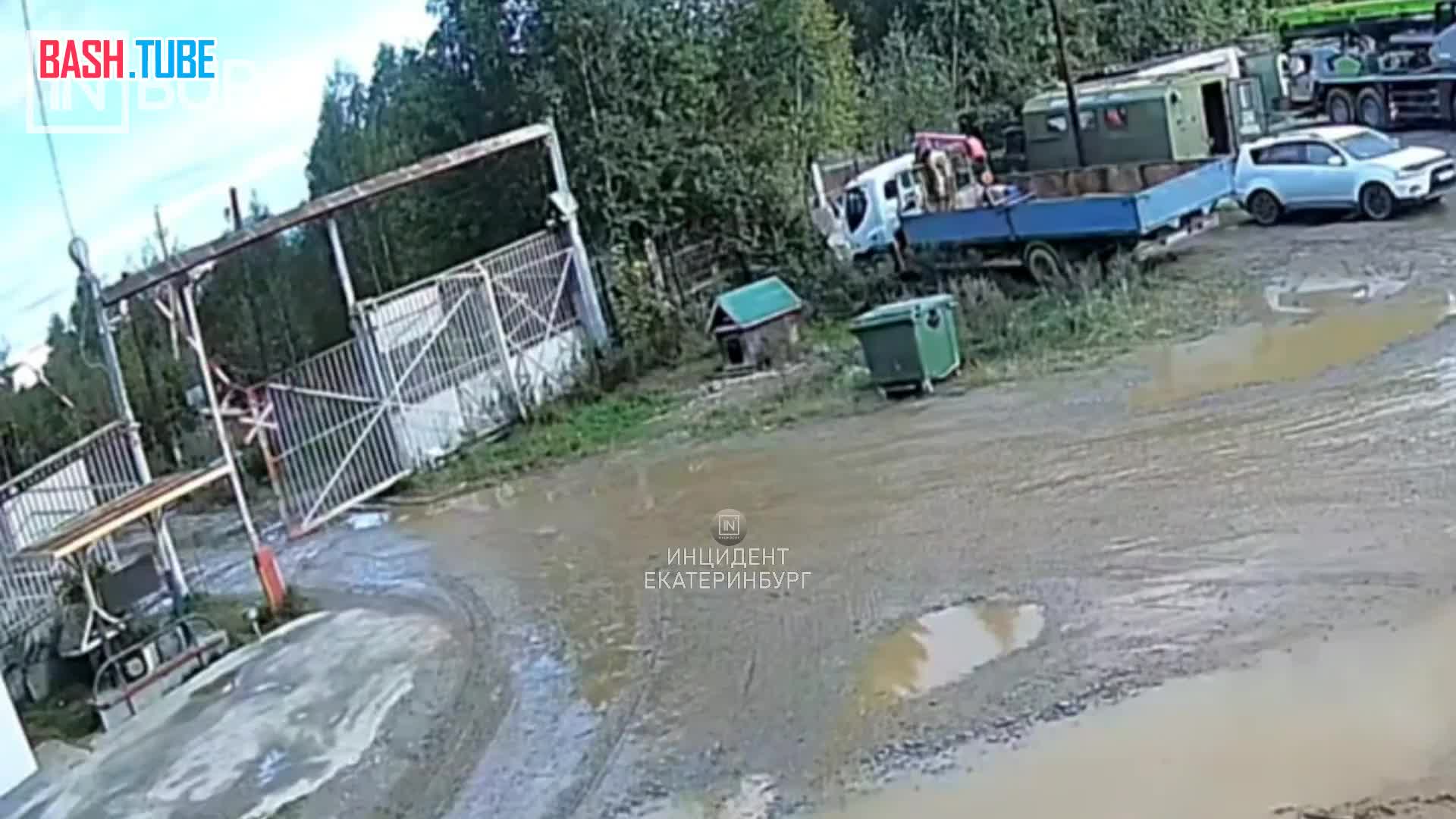  Момент дорожного происшествия в Свердловской области, где машина столкнулась с электропоездом