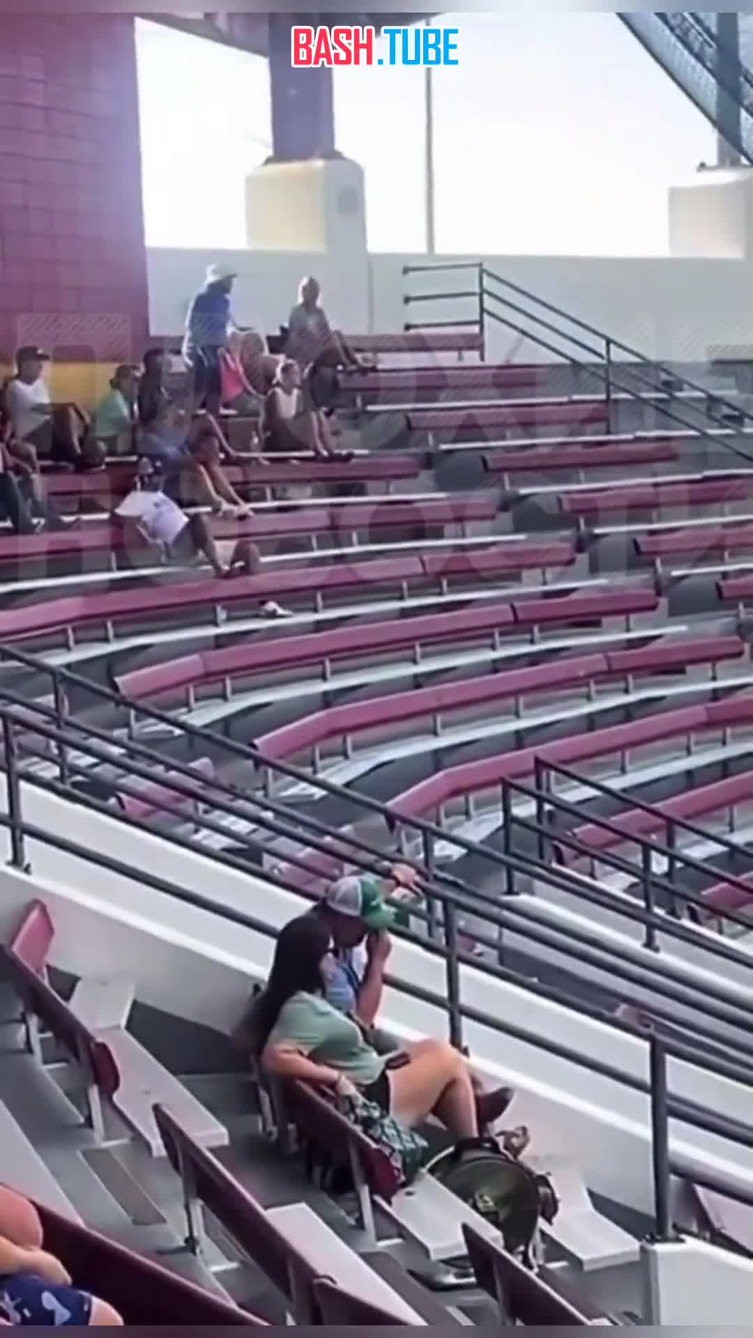  В США негр несправедливо наорал на женщину, а через минуту оступился на лестнице и сломал оба колена