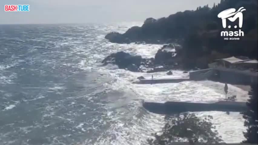  Человека смыло с пирса во время шторма в Крыму