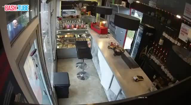  «Ошибся»: мужчина ударил незнакомца в кофейне, а потом купил ему за это кофе