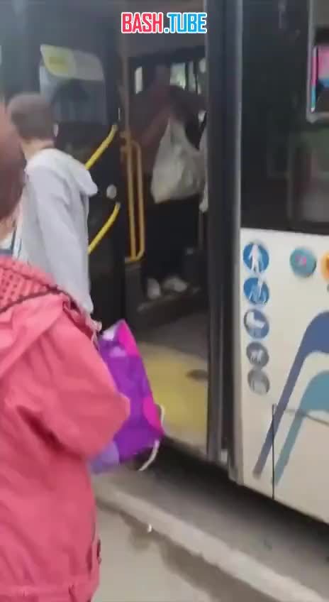  Пользователи соцсетей окрестили мать с сыном из Тобольска «истеричкой» и «сиськотрясом»