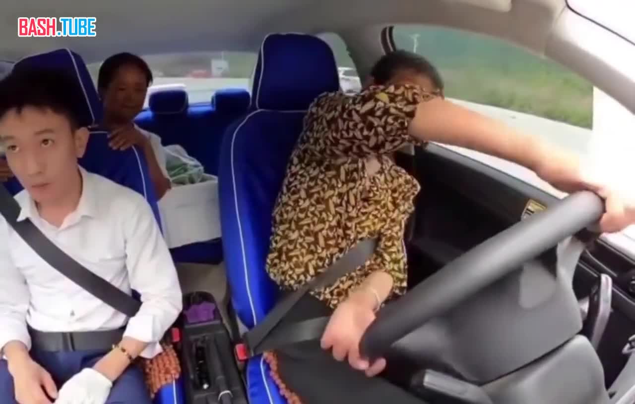  В Китае бабка стала звездой интернета благодаря своей «кунг-фу» манере вождения