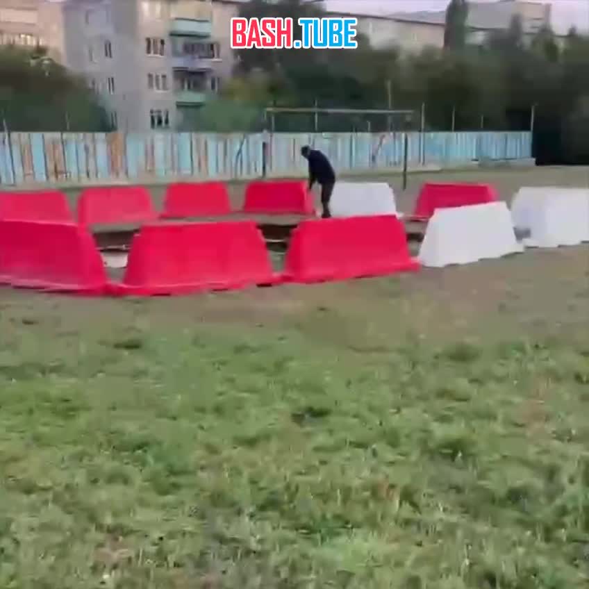  Грунт на футбольном школьном стадионе обвалился в подземный паркинг в оренбургском Орске