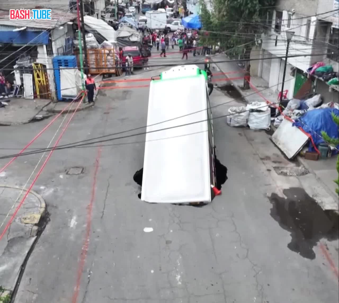  Грузовик с газировкой провалился в воронку на дороге в Мехико, пострадавших нет, - Reuters