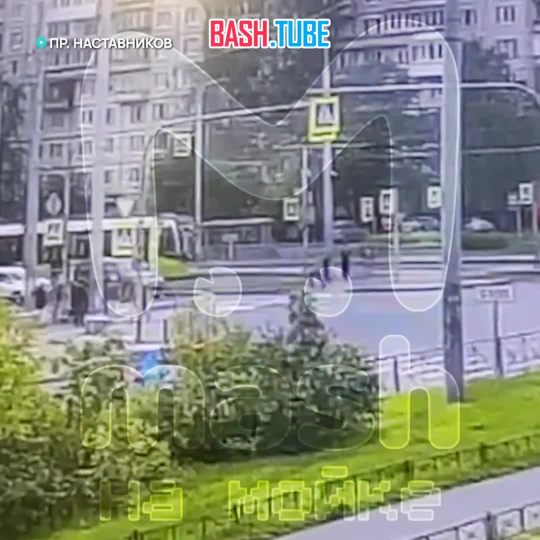  Кадры с попыткой подростка перебежать проспект Наставников на красный