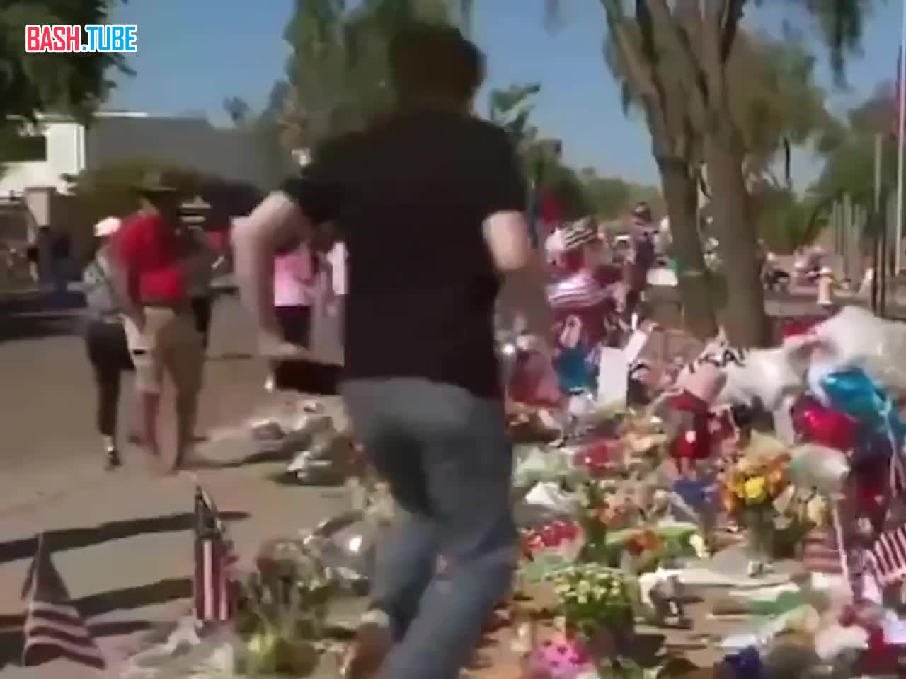  19-летний юноша растоптал мемориал Чарли Кирка