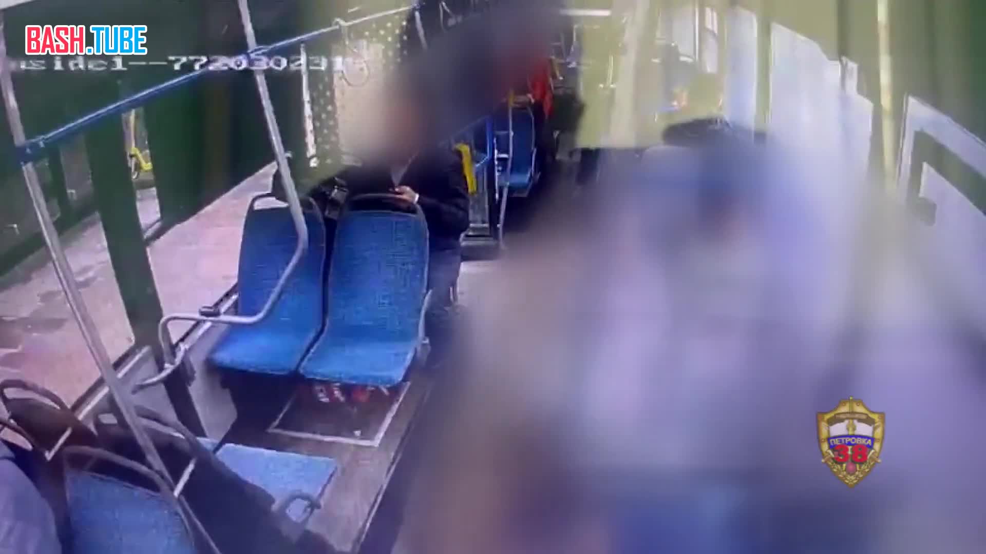  Девушка забыла в московском автобусе сумку с 200 тыс. рублями и ювелиркой. Находку сделал водитель, растранжирив деньги